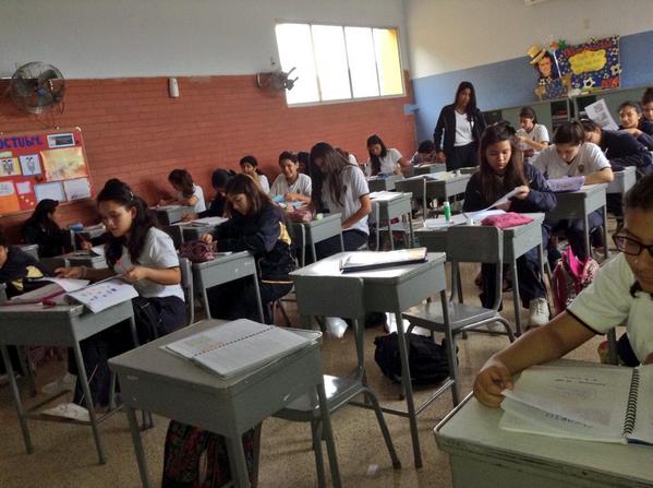 prom69_'s tweet photo. Como nunca, todos a primera hora TRANQUILITOS terminando deberes😂💁🚀✏️📓 #losmejores #prom69 http://t.co/v949gEye5b