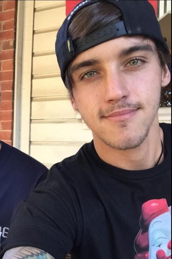 yumorscum's tweet image. Beau Brooks (janoskians)

Rt = yum

Fav = scum