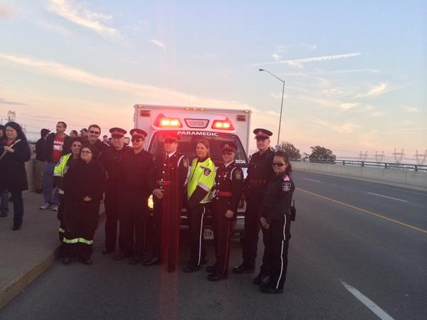 mbulario13's tweet photo. #highwayofheroes #PeelPolice #peelparamedics http://t.co/1tqwLy43UG