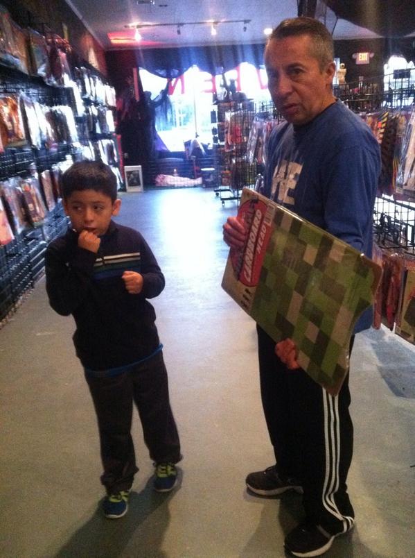 ljmoya_'s tweet photo. Luv when my favorite people visit me at work 😍 #edanded http://t.co/I4sRbAvjO6