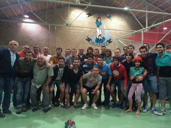 FCVilafranca's tweet photo. El primer equip del Vilafranca ha assistit al assaig dels Castellers @Verds. Una magnífica experiència! !!! http://t.co/odZDQQnjrR