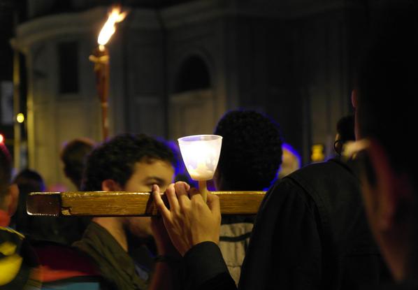 schoenstatt2014's tweet photo. ¡Peregrinamos de la tumba de Pallotti a San Pedro! #sch2014 http://t.co/pRS8ZxSR1X