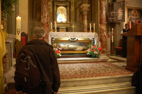 schoenstatt2014's tweet photo. ¡Peregrinamos de la tumba de Pallotti a San Pedro! #sch2014 http://t.co/pRS8ZxSR1X