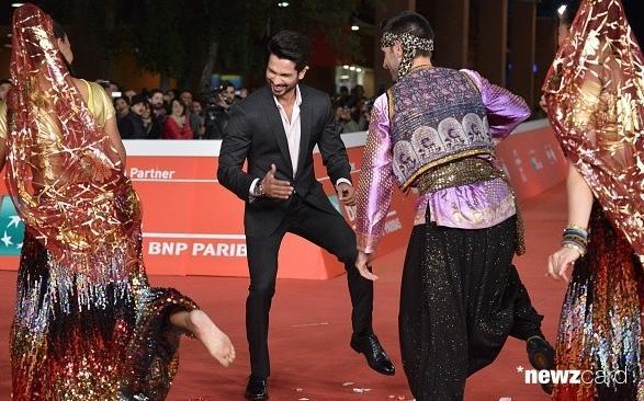 ShahidGirl1's tweet photo. "@TeamShahidK: PICTURES ~ More from the red carpet #HaiderWinsAtRomaFF9  http://t.co/9549pHD3NI #HaiderInRome"
