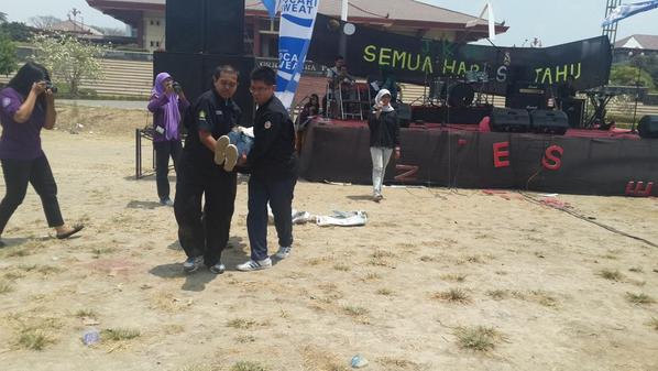 KmfkAction's tweet photo. Stlh dilakukan triase tujuannya utk memilih prioritas korban yg ditolong kemudian korban dimobilisasi #KIAOnTheStreet http://t.co/ZmIy9YIT9f