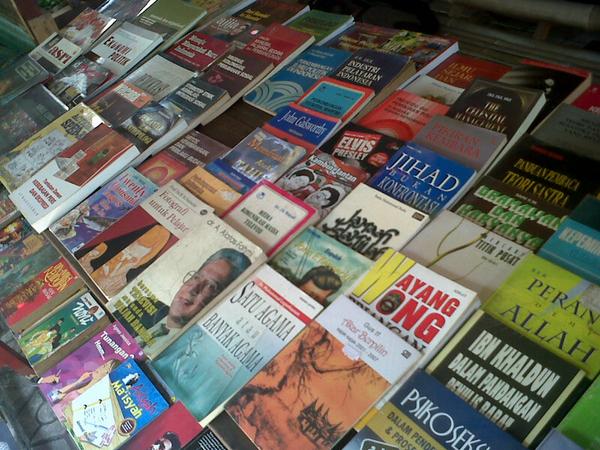 Waroeng_Simak's tweet photo. #sabtuBUKU monggo yg selo http://t.co/fuS7e1Vq0c