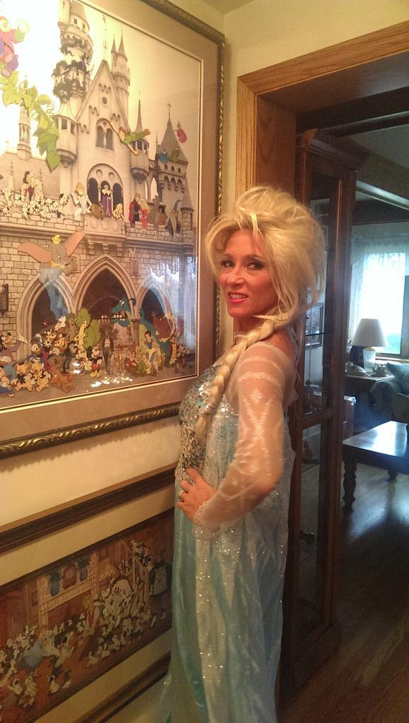 RoxEnt's tweet image. Any one need Queen Elsa for their event??