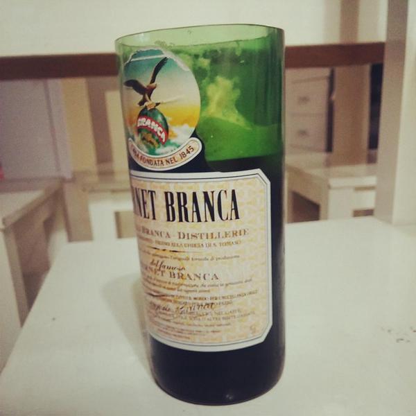 JuanCalcagnii's tweet photo. Arrancando la noche del Viernes! #FernetBranca #BotellaCortada 😊 http://t.co/AvP8V9ZpOt