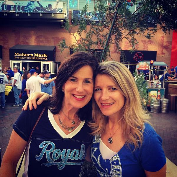 WomackSusie's tweet photo. At Power and Light- this watch party is electric #TakeTheCrown #BeRoyalKC http://t.co/EKqDsy0OI0