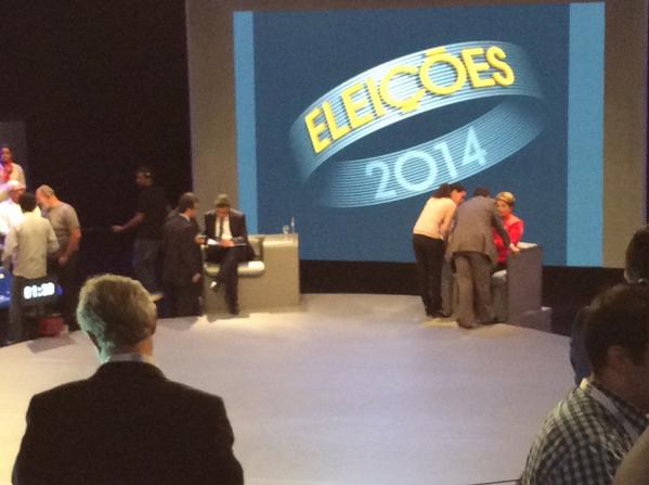 miriamleitao's tweet photo. E no intervalo, conversa com assessores http://t.co/3pOXF1RH7p