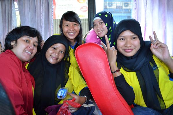 bertha_simbolon's tweet photo. Bus 1 (PT.Kinocare Era Kosmetindo) http://t.co/gbGVBWyIK4