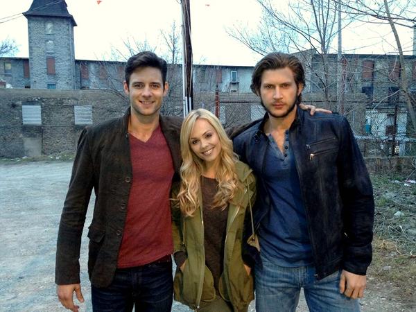 LV_forumfree_it's tweet photo. #FlashbackFriday #FBF to @bittentv Season 1: @Vandiekins22 between @greystonh & @leven_stund #OnTheSet #AmazingPack http://t.co/ZZslgWN22T