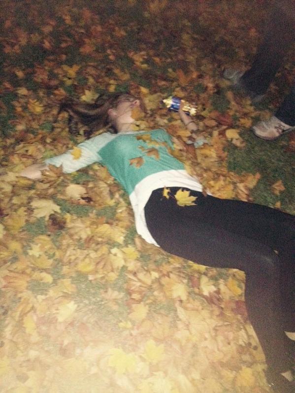 CourtneyOtting's tweet photo. @WSUPassouts passout in the leaves 😂 @abbytomp http://t.co/dSzXzZVs2Z