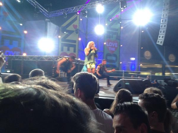 bertlenssen's tweet photo. @cascada_music Natalie, Thnx ;) for your great show in Eindhoven! #welovethe00 Very cool... http://t.co/47out8getV