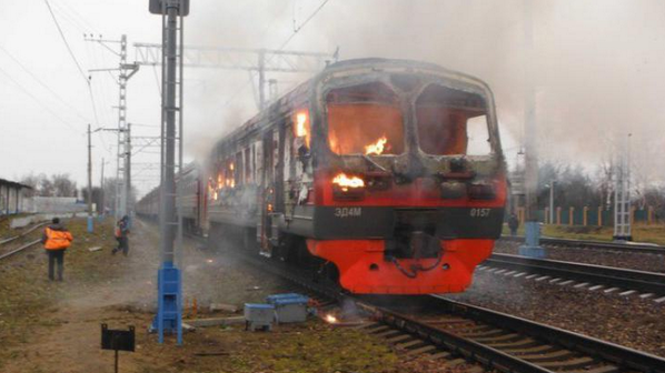 электрички на ленинградском направлении. почему сегодня электричка. поезд электричка. электричка на вокзале. вагон электрички эд4м.