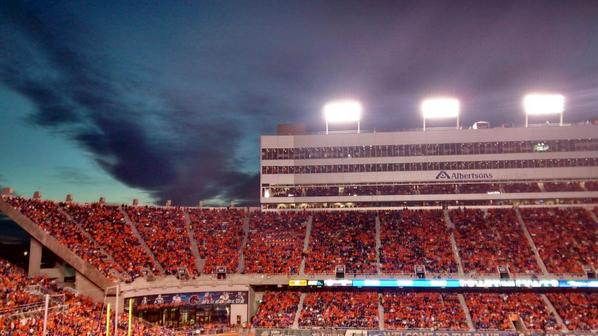MagnesCaps's tweet photo. Let's go #Broncos #BoiseState http://t.co/Qb8yamymN4