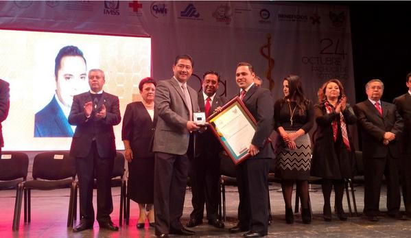 Salud_Hidalgo's tweet photo. Recibe Reconocimiento Al Mérito Médico Dr. Luis Enrique García Castañon #DíaDelMédico // @pedroluis_noble http://t.co/Jwykrn3cf3