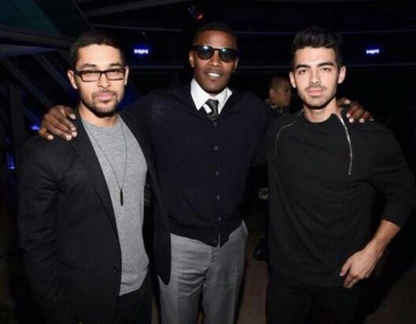 joejonas's tweet image. Good times last night with @iamjamiefoxx @WValderrama