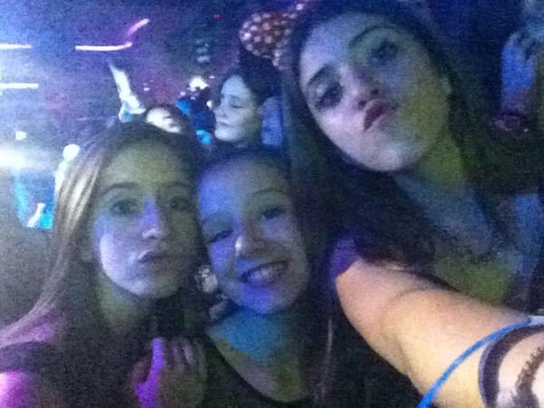 rocioares_'s tweet image. Como no amarlas gracias por todo cumplí el sueño de conocerlas 💕 #FuntimeCopaPacha #FuntimeDic2015 #Love✈🎢👍👌👏✔