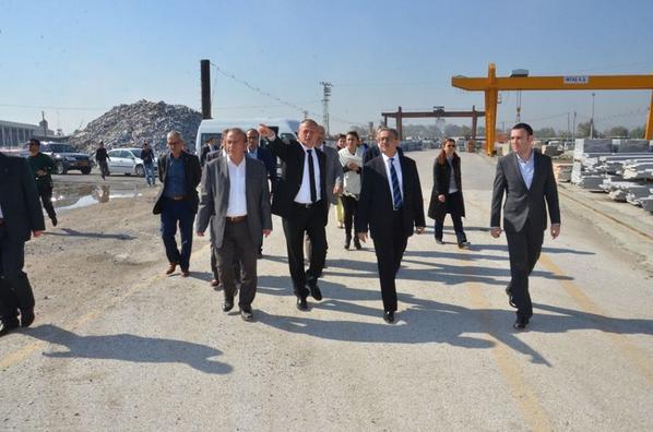 Vali Ali İhsan Su ve Belediye Başk. M. Keleş'le KONURALP'te kaldırım çalışmaları incelendi..