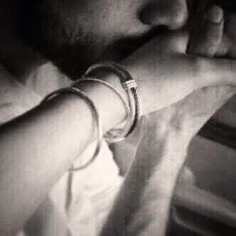 ham_424's tweet photo. “ جنون العشق ، أن تقبل يديها بـ كل لقاء .. http://t.co/TxjgBLHYtW