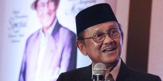 2benx's tweet photo. GWS pa habibie RT @merdekadotcom: http://t.co/mY0tVUNhb5 Kerabat dan kolega jenguk Habibie di RSPAD http://t.co/6FNPPdS74r