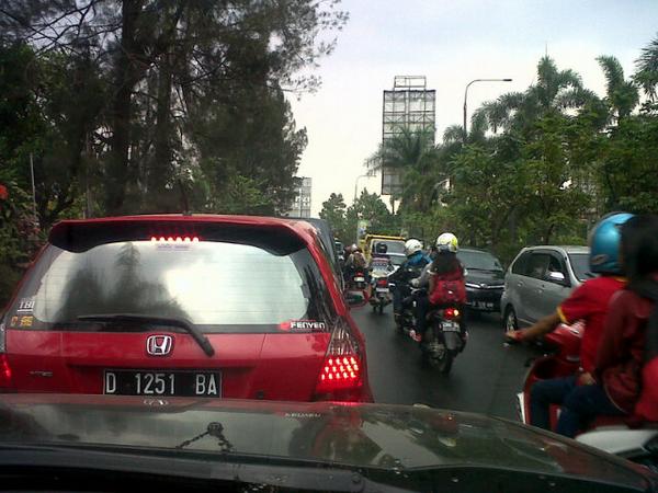 ale_trisma's tweet photo. Jl. Gunung Batu arah Cimindi macet belum bs jalan. Udh ±10 menit nih berhenti blm jln jg @tmc_restabesbdg @PRFMnews http://t.co/YFhlE0Os6K