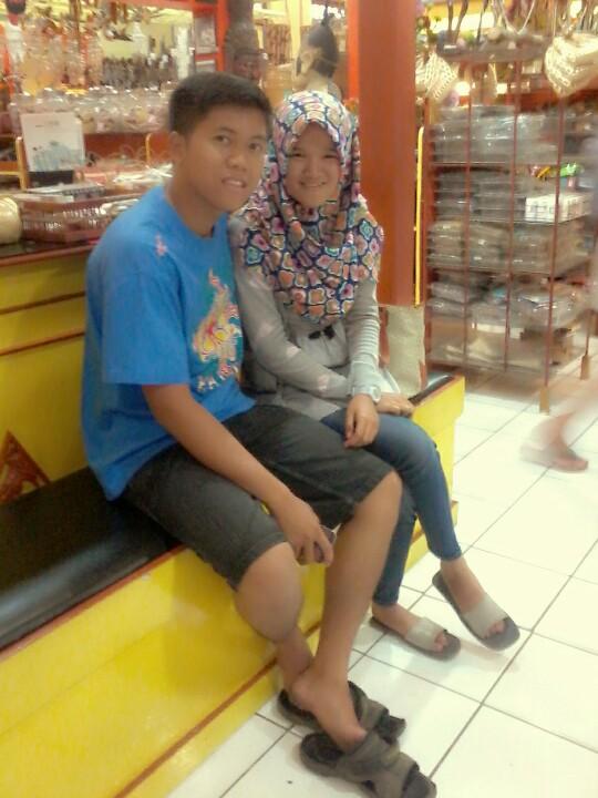 popypesek's tweet photo. With rizqi ({}) http://t.co/eKqO4bPeyf