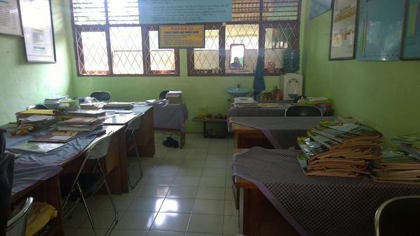 PintarCeria's tweet photo. Ruang Guru SD Cikeas 2, Desa Ciijulang, Kecamatan Sukaraja, Kabupaten Bogor #PintarCeria http://t.co/UcTmBHUGX5