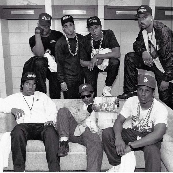 brokeproblems_'s tweet image. When you an your homies take a group picture....