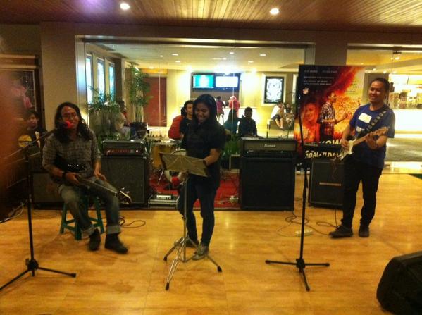 Official_JamSic's tweet photo. Yoo home band udh mulai maen ni, sebagai pembukaan jamsic mlm ini http://t.co/nwJD6WmCvP