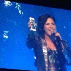 LovatoCrowd's tweet photo. .@ddlovato on FaceTime with @WValderrama during her #MLILAS performance. #DemiWorldTour http://t.co/rCwY7YLG90