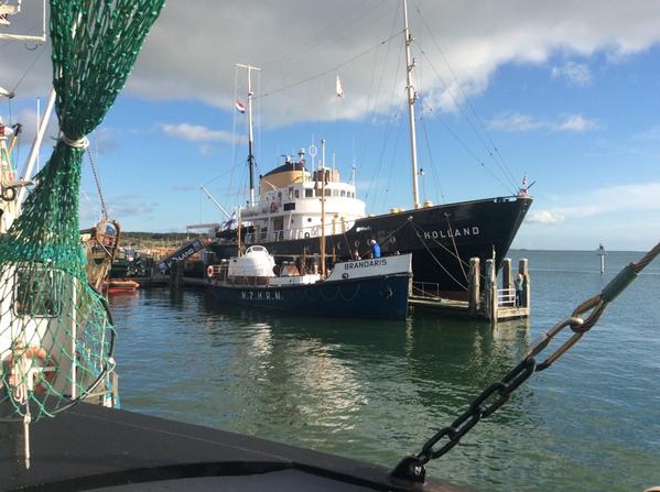 TeunvanJoost's tweet photo. Op de dag van de jaarlijkse #zeeliedenherdenking #Terschelling liggen deze 2 schepen na vijftig jaar weer zij aan zij http://t.co/rYcx78RS62