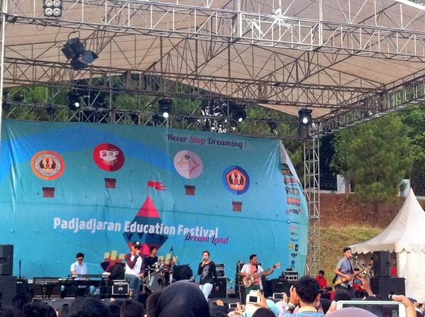Wo o ow! We're now on stage at <a href="/PEF_unpad/">Padjadjaran Education Festival 2022</a> with "Indahnya Dirimu"