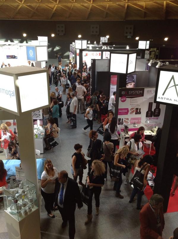 SpaBeautySpain's tweet photo. @SpaBeautySpain ya está lleno de profesionales de la #belleza para conocer las novedades de las mejores marcas! http://t.co/NDY1Qz1kLX