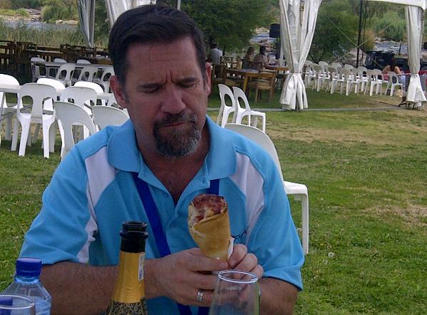 SusanBotha1's tweet photo. @GrootFM @EtiennePiek69 #pizzainacone lyk lekker #VonkelVrou2014 http://t.co/Qzk79lrqZN