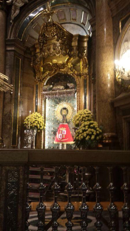 CyLEsVida's tweet photo. La Virgen del Pilar luce hoy el manto obsequio de la Casa de Castilla y León en #Zaragoza. @ZaragozaTurismo http://t.co/MIQJmgGWkk