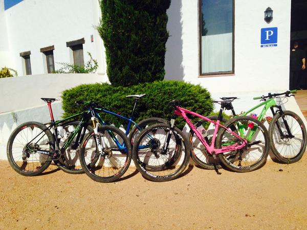 trimariapujol's tweet photo. Team @zambrusbikes con @BerriaBike en @waingungalepe parada obligatoria para @CocaCola #Huelva #bici #Andalucía http://t.co/OlbaxRhcUR