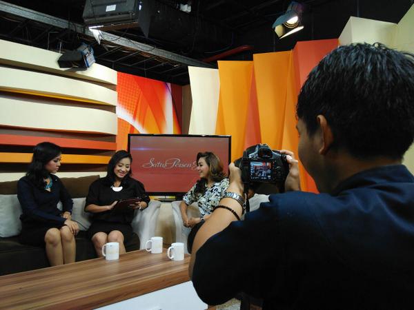 pgsoft169eoi's tweet photo. taping promo teaser ultah 13 JTV bersama produser kece @AnggaraPeWe @leakecil @purianindita @JTV_rek :)) #pol2an http://t.co/JYFEMCwSo5