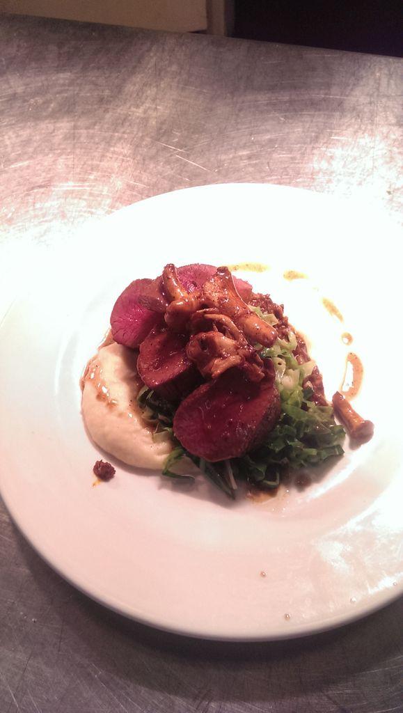 howeybabes's tweet photo. #Venison haunch, parsley root puree,cabbage,venison Bolognese,#girolles#havelocktavern http://t.co/6h254MTGKr