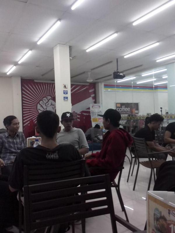 R_Coustic's tweet photo. Yup sampe di Indomaret point Pasar Baru kita malem ini ngamen di sini :D http://t.co/uBwmNieswL