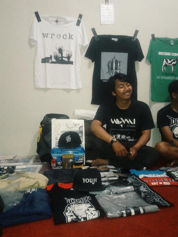 semangat tournya mas mas ganteng !"<a href="/wrecksound/">WRECK</a>: Temen-temen, kami sudah duduk manis di Toxic Music, Cipanas. Ayo! "