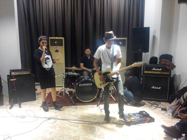 NoStereoYellow's tweet photo. RT @FLOSSthefinest: Now on stage FLOSS Afternoon Gathering. NO STEREO YELLOW!! http://t.co/Tv0x2wakV4
