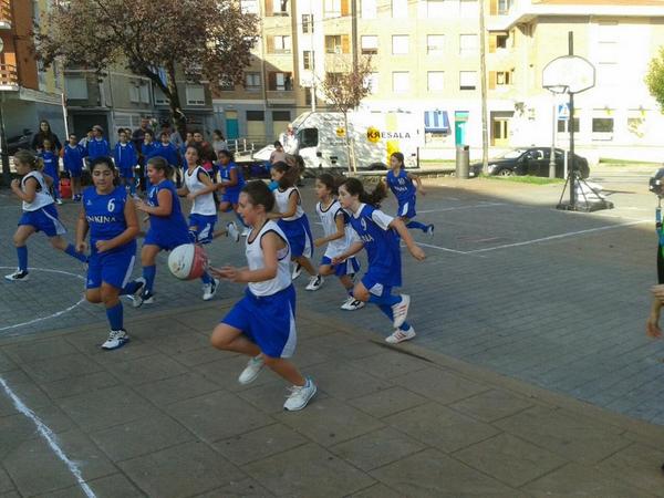 Miniak plazan partidue jolasten, animo neskak!!!