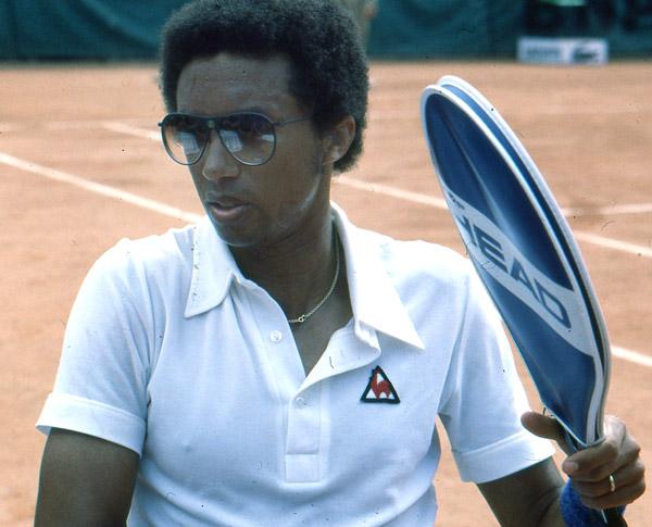 TenisRetro's tweet photo. El estadounidense Arthur Ashe en los '80, ya con su Head Competition I. http://t.co/VqMlWcTyeu