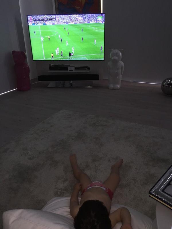 GUTY14HAZ's tweet photo. Baile Blanco en el Clásico,muy superior,hasta mi hijo ENZO disfruta del REAL. http://t.co/7Kuzo0qJjq