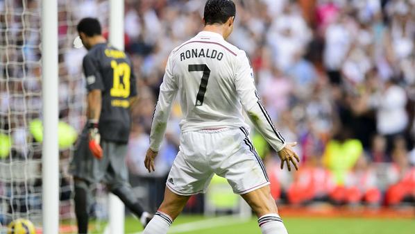 fifacom_es's tweet photo. #LigaBBVA | ¡El @realmadrid se llevó "El Clásico"! Las imágenes del encuentro, acá: http://t.co/ulRTTlQnY0 http://t.co/d8V7AZdoah