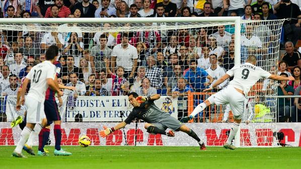 fifacom_es's tweet photo. #LigaBBVA | ¡El @realmadrid se llevó "El Clásico"! Las imágenes del encuentro, acá: http://t.co/ulRTTlQnY0 http://t.co/d8V7AZdoah