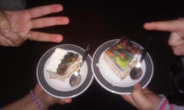 Ro92scv's tweet photo. Despues d la victoria hay q celebrarlo con una tarta del madrid! 😄
Con @Saez13JA , @esther_gm26 y @nuriasnz1998 http://t.co/DoaTKvPgr0