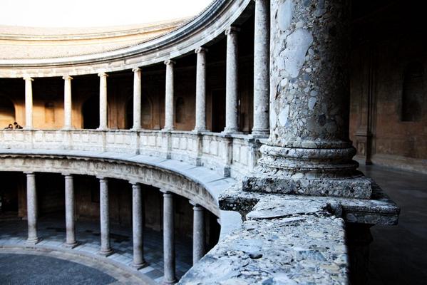 Un palacio sin rey ni princesa no deja de ser bueno #palaciocarlosV #alhambra @planesgranada  @alhambraonline